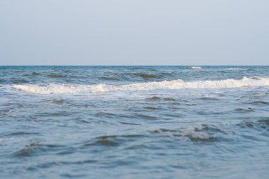 Sakin, sakin, dalgasız, sisli bir deniz.