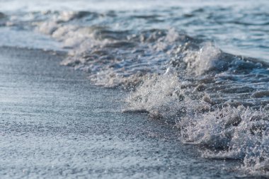 Derin mavi fırtınalı deniz suyu yüzeyi köpük ve dalga desenli, doğal arka plan fotoğrafı.
