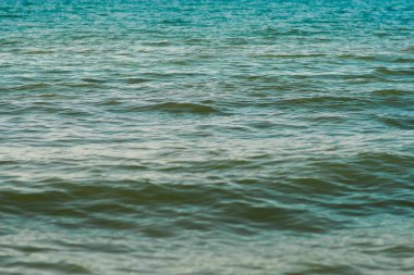 Günbatımında sörf ile deniz kumlu plaj