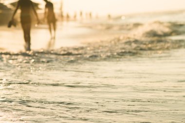 Günbatımında sörf ile deniz kumlu plaj