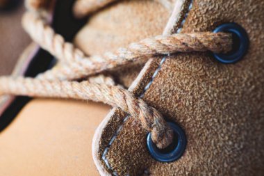 Makro sarı süet ayakkabı ve ayakkabı bağcığı ahşap arka plan çizmeler. Sonbahar ya da Kış Ayakkabı. Makro 