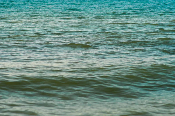 Günbatımında sörf ile deniz kumlu plaj