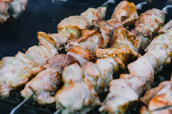 Closeup bbq kebab na grilu, horký, špejle na grilu — Stock fotografie