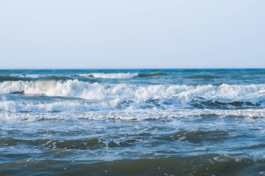 Sakin, sakin, dalgasız, sisli bir deniz.