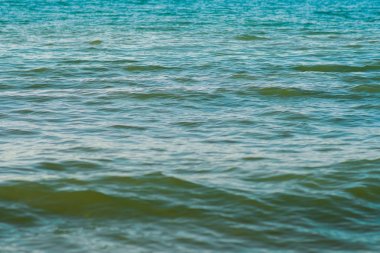 Günbatımında sörf ile deniz kumlu plaj