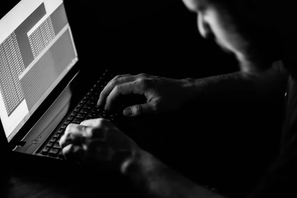 Concepto de crimen en Internet. Hacker trabajando en un código sobre fondo digital oscuro — Foto de Stock