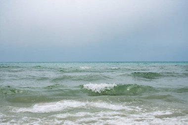 Sakin, sakin, dalgasız, sisli bir deniz.