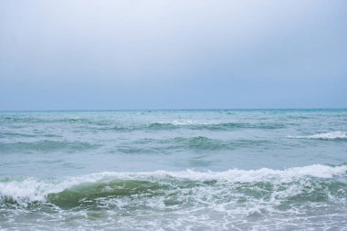 Sakin, sakin, dalgasız, sisli bir deniz.