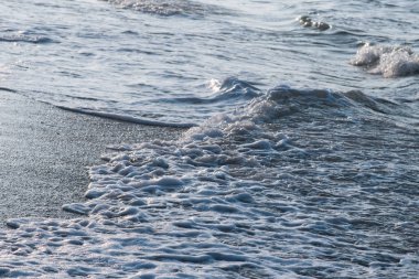 Derin mavi fırtınalı deniz suyu yüzeyi köpük ve dalga desenli, doğal arka plan fotoğrafı.