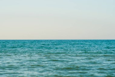 Sakin, sakin, dalgasız, sisli bir deniz.