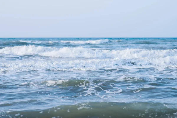 Sakin, sakin, dalgasız, sisli bir deniz.