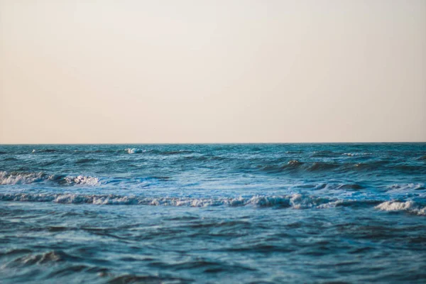 青い空に浮かぶ海 — ストック写真