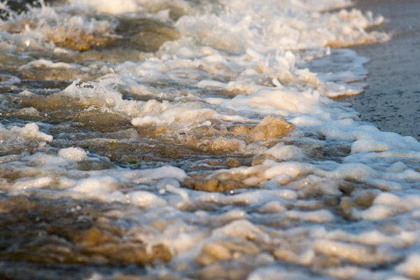 Güzel mavi okyanus dalgası ve köpük