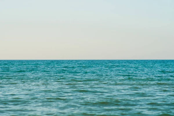 Sakin, sakin, dalgasız, sisli bir deniz.