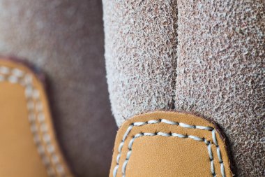 Makro sarı süet ayakkabı ve ayakkabı bağcığı ahşap arka plan üzerinde botlar. Sonbahar ya da Kış Ayakkabı. Makro