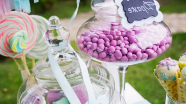 Lezzetli çikolata ayrıntıları ile sürahiler tatlılar, çerezler ve marshmallow, şeker, waffle, çerezler ve macaroons, tatlılar kavramı üzerinde çocuk doğum günü