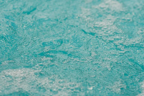 青いスイミングプールの表面、スイミングプールの水の背景. — ストック写真