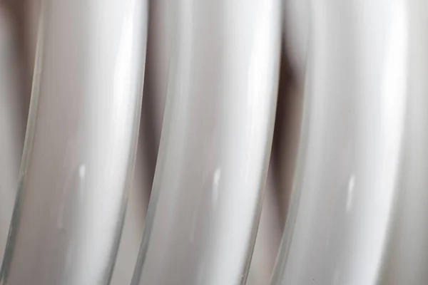 Compacte fluorescentielamp. Close-up. Geïsoleerd op wit met pad opgenomen — Stockfoto