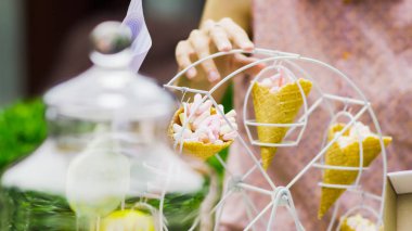 Lezzetli çikolata ayrıntıları ile sürahiler tatlılar, çerezler ve marshmallow, şeker, waffle, çerezler ve macaroons, tatlılar kavramı üzerinde çocuk doğum günü