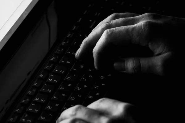 Concepto de crimen en Internet.Hacker sobre fondo digital azul oscuro — Foto de Stock