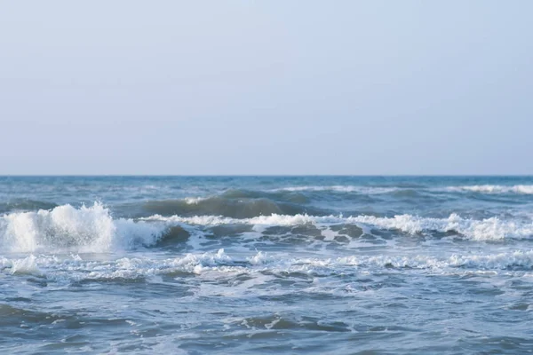 Nyugodt, nyugodt, kék tenger hullámok nélkül, ködös háttérrel. — Stock Fotó