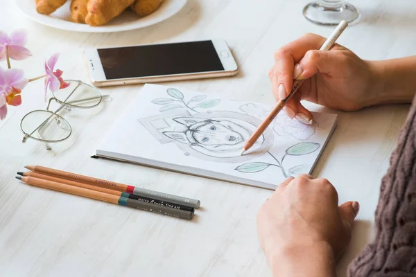 Közelről olajfestmény ceruza Husky egy fehér lapon egy kávézóban, a világos háttér fehér fa asztal — Stock Fotó