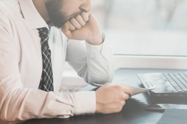 işadamı Vr simgesi ve grafik diyagramı ile modern ofis ahşap masa üzerinde cep telefonu ve dijital tablet ve dizüstü bilgisayar ile çalışma