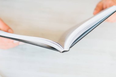 Kız kafede tatilinde kitap okuma emilir. Kitap okuma ve kahve içme şirin güzel genç kadın