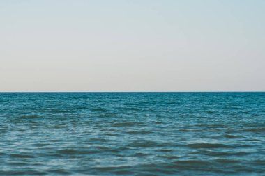 Sakin, sakin, dalgasız, sisli bir deniz.