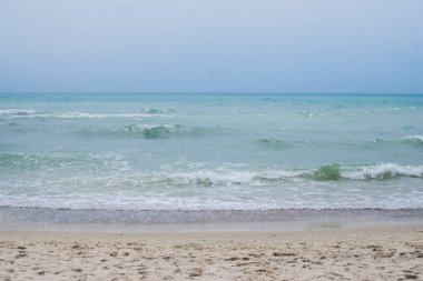 Sakin, sakin, dalgasız, sisli bir deniz.