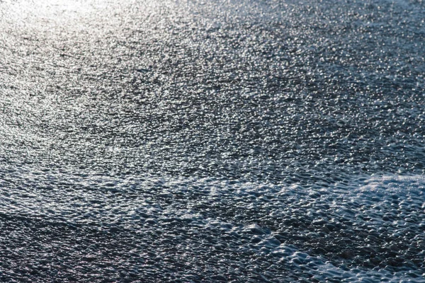 带有泡沫和波浪图案的深蓝色风暴海水面，自然背景照片 — 图库照片