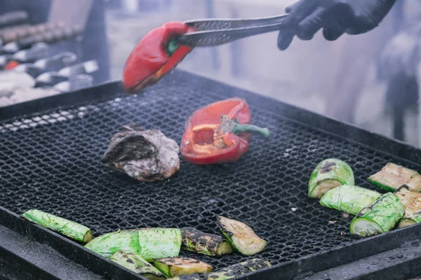 Gegrilde groente en vlees spiesjes in een marinade van kruid op een grill pan, bovenaanzicht — Stockfoto