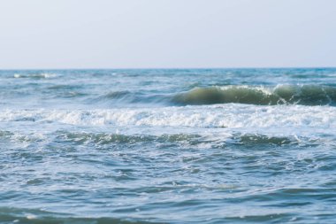 Derin mavi fırtınalı deniz suyu yüzeyi köpük ve dalga desenli, doğal arka plan fotoğrafı.