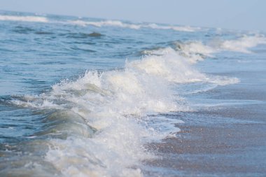 Derin mavi fırtınalı deniz suyu yüzeyi köpük ve dalga desenli, doğal arka plan fotoğrafı.