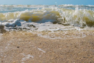 Derin mavi fırtınalı deniz suyu yüzeyi köpük ve dalga desenli, doğal arka plan fotoğrafı.
