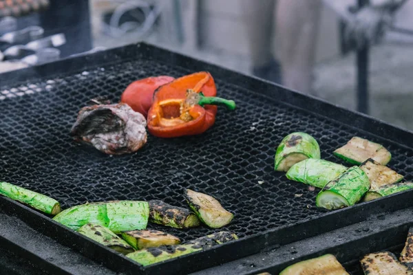 Spiedini di verdure e carne alla griglia in una marinata di erbe su una padella, vista dall'alto — Foto Stock