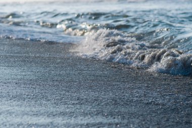 Derin mavi fırtınalı deniz suyu yüzeyi köpük ve dalga desenli, doğal arka plan fotoğrafı.