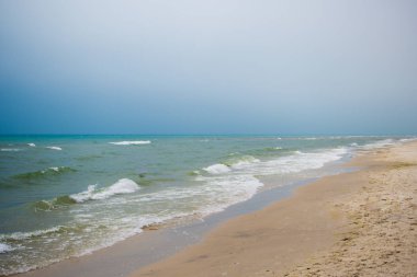 Sakin, sakin, dalgasız, sisli bir deniz.