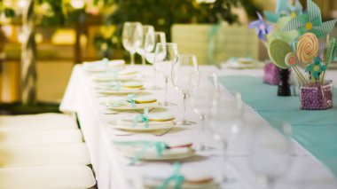 Lezzetli çikolata ayrıntıları ile sürahiler tatlılar, çerezler ve marshmallow, şeker, waffle, çerezler ve macaroons, tatlılar kavramı üzerinde çocuk doğum günü