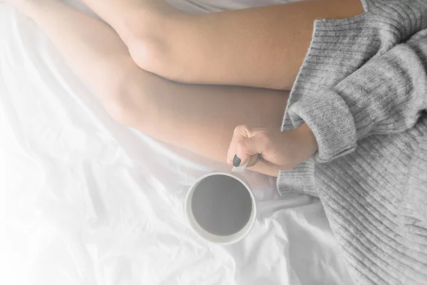 Τσάι στο κρεβάτι πάνω χώρο αντίγραφο το πρωί δείτε λευκό φως φιμέ — Φωτογραφία Αρχείου