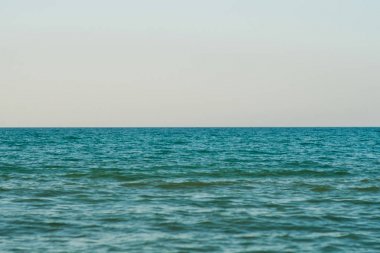 Sakin, sakin, dalgasız, sisli bir deniz.