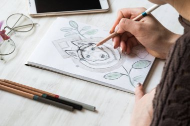 Resim kalemleri Husky bir kafede Beyaz ahşap masa ışık arka plan üzerinde beyaz bir kağıda ile yakın