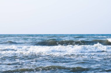 Sakin, sakin, dalgasız, sisli bir deniz.