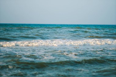 mavi gökyüzü arka planında deniz