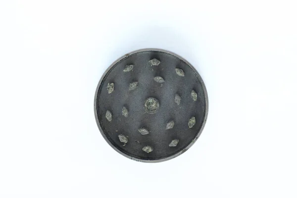 Cinza metálico parte do moedor para botões de maconha isolado no fundo branco — Fotografia de Stock