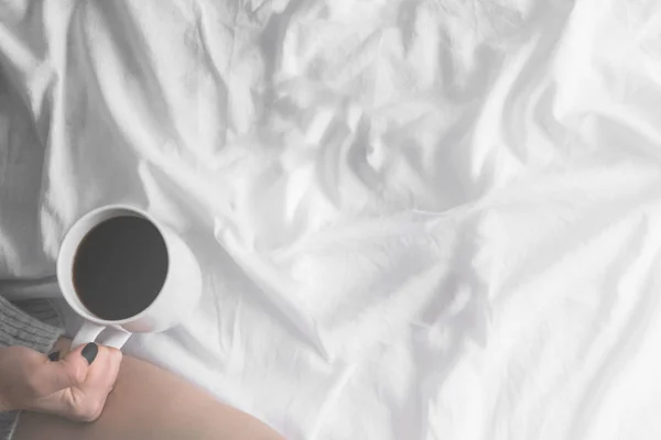 Miękkie zdjęcie kobiety w łóżku z tabletu i filiżankę kawy w rękach, widok z góry Kopiuj punkt przestrzeni góry białe światło barwienia — Zdjęcie stockowe
