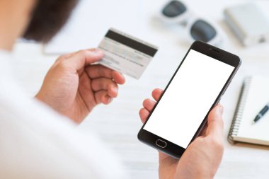Siyah smartphone kadar sahte ve kırsal beyaz arka plan, Internet ticaret kavramları ve online bankacılık kullanımı bir adam elinde bir kredi kartı