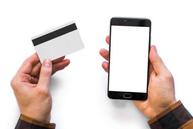 Siyah smartphone kadar sahte ve hizmetler ve ürünler için ödemek için bir adam bir kırsal beyaz arka plan, Internet ticaret kavramları ve online bankacılık kullanımı elinde kredi kartı