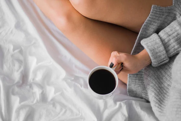 Tazza di caffè a letto copia spazio vista dall'alto — Foto Stock