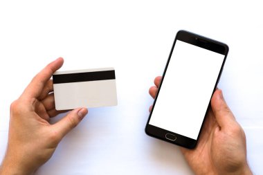 Siyah smartphone kadar sahte ve kırsal beyaz arka plan, Internet ticaret kavramları ve online bankacılık kullanımı hizmet için ödemek bir adam elinde bir kredi kartı ve internet ürünler